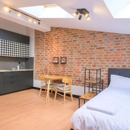 Strzelecka Old - By Hosty クラクフ